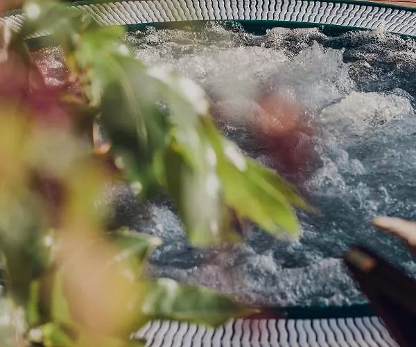 The Circular - Jacuzzi, Hiking & Vineyards *